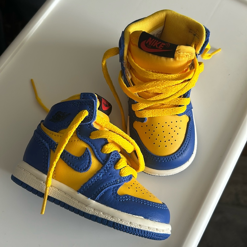 **sold** JORDAN 1 RETRO maize/royal-sail